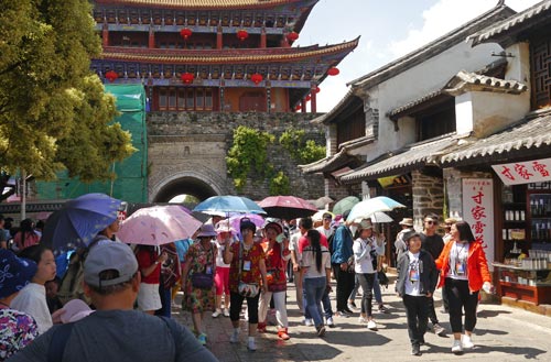 Large crowd of tourists in front of Chinese gatehouse